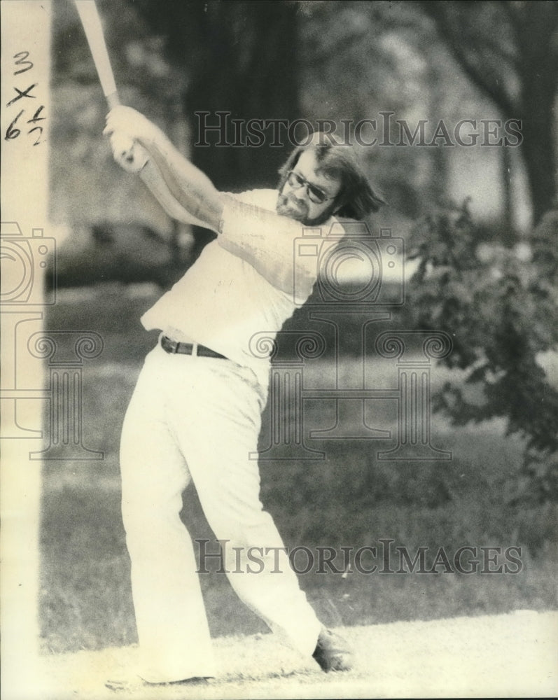 1976 Press Photo Golfer Lester Cook Swings on the Course - nos09266- Historic Images