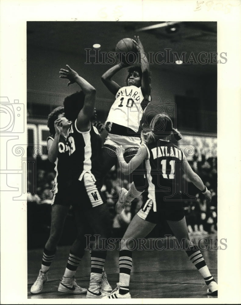 1983 Press Photo Dillard University Women&#39;s Basketball Player at Game- Historic Images