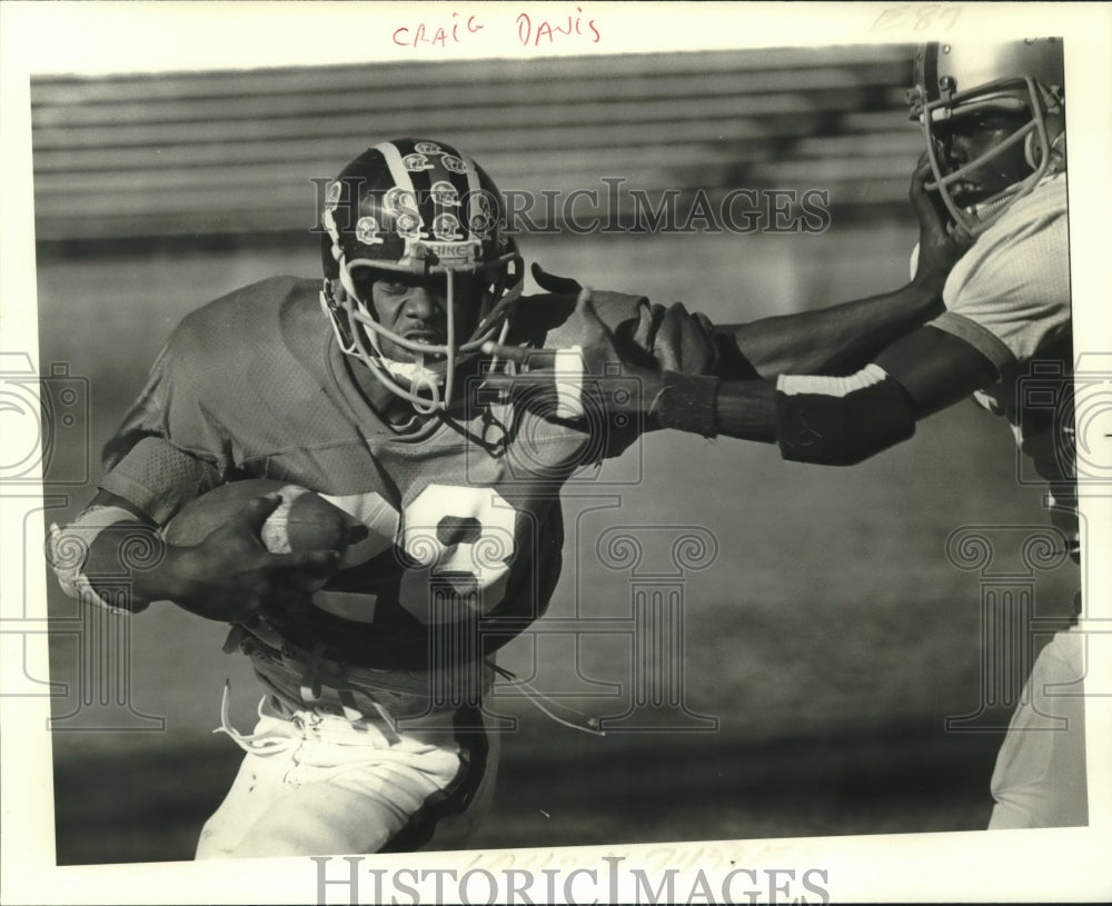 1979 Press Photo Football Player Craig Davis in Football Game with Others- Historic Images