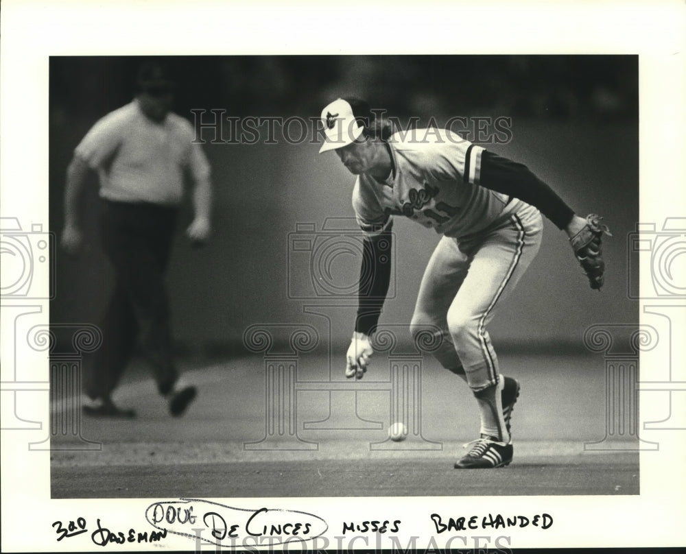 1980 Press Photo Third Baseman Doug DeCinces misses barehanded in Baseball Game- Historic Images