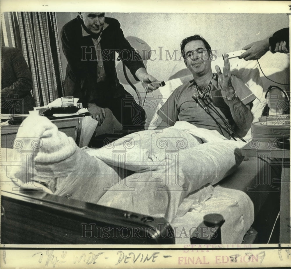 1971 Press Photo Dan Devine, Green Bay Packers Football Coach in Hospital Room- Historic Images