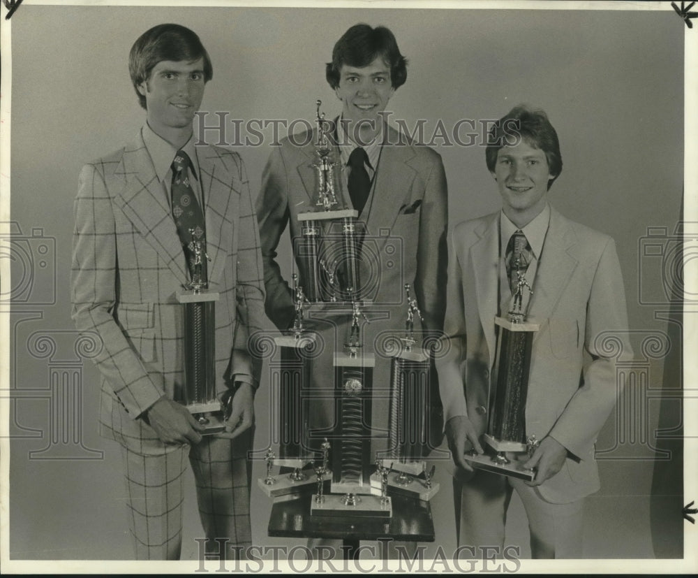 1977 Press Photo Basketball Player Jeff Cummings with Others and Awards- Historic Images