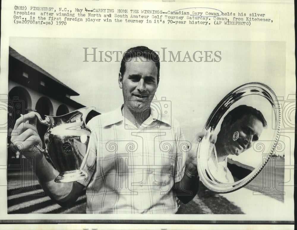 1970 Press Photo Canadian Golfer Gary Cowan holds silver trophies after winning- Historic Images