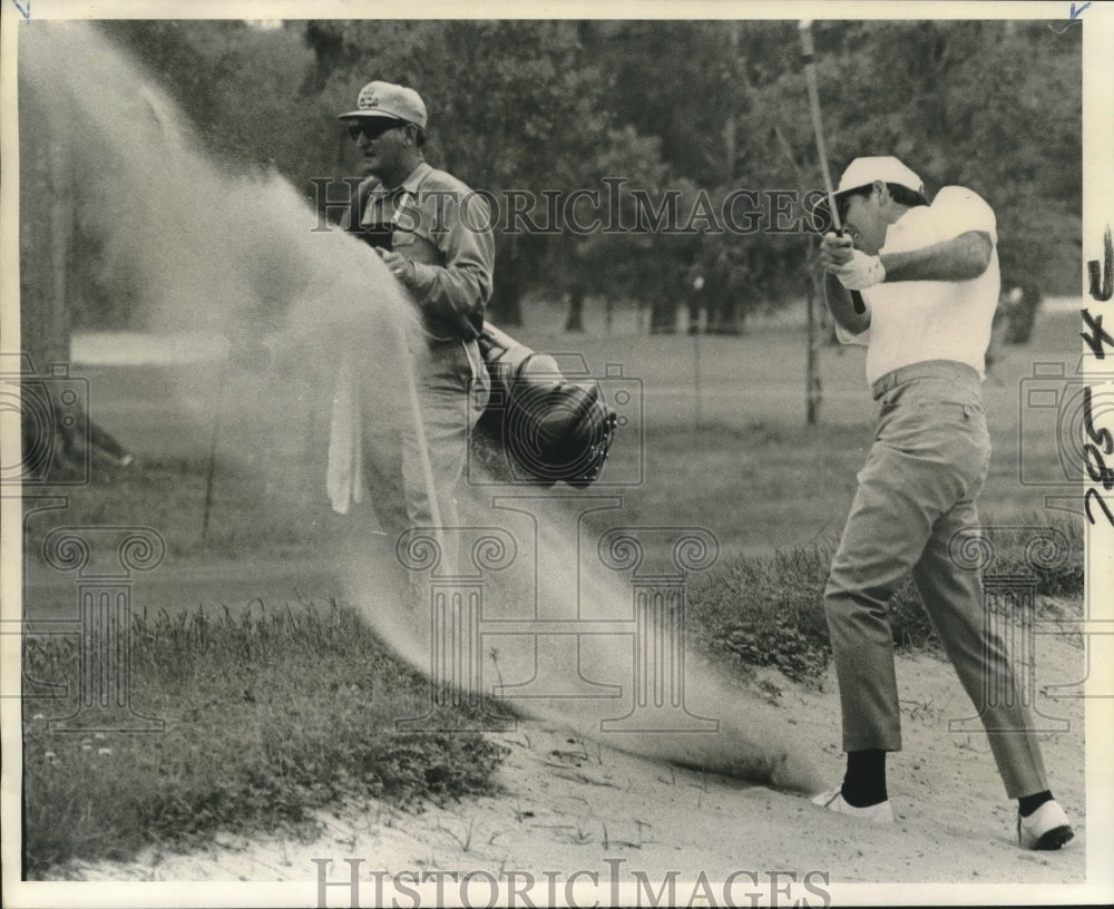 1971 Press Photo Masters Champion Charles Coody in Sand Trap at Country Club- Historic Images