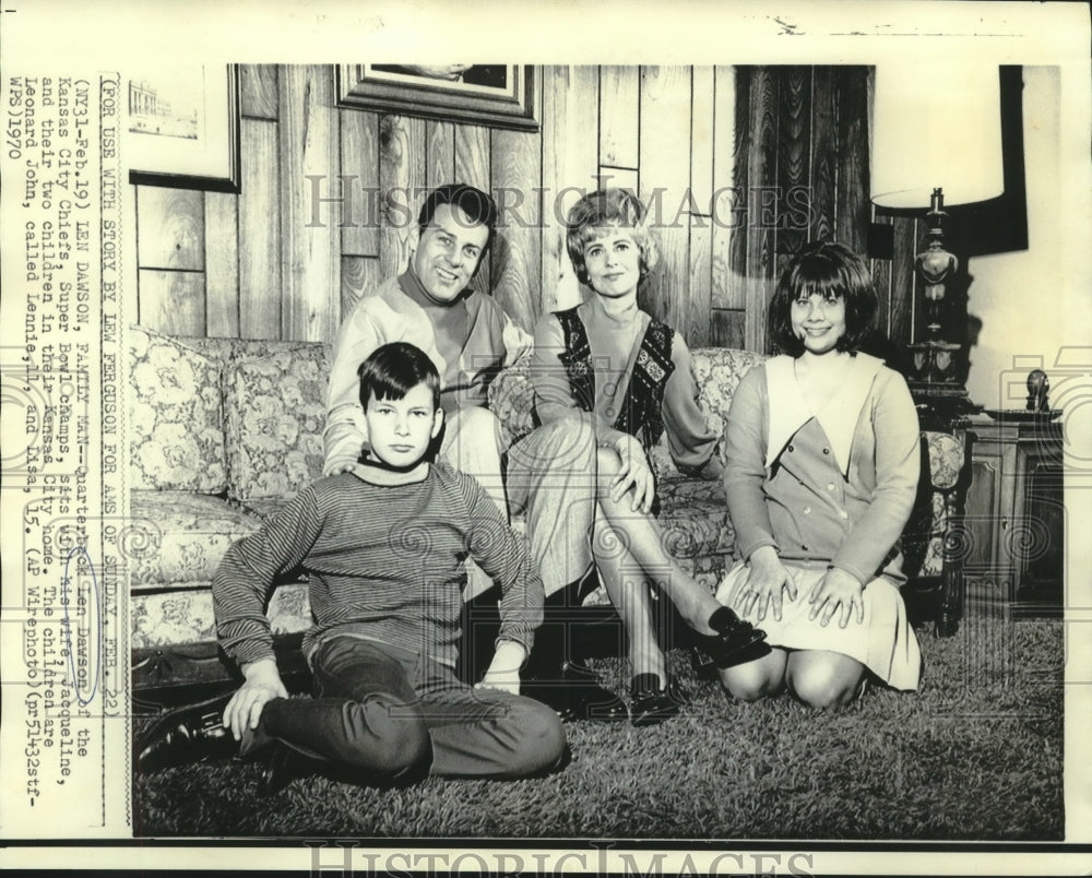 1970 Press Photo Quarterback Len Dawson of the Kansas City Chiefs with Family- Historic Images