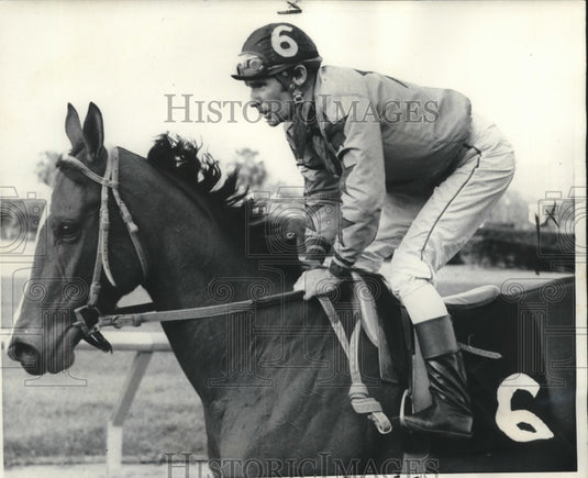 1979 Press Photo Tom Benson's Si Cima, Jockey Eddie Delahoussaye, returning- Historic Images