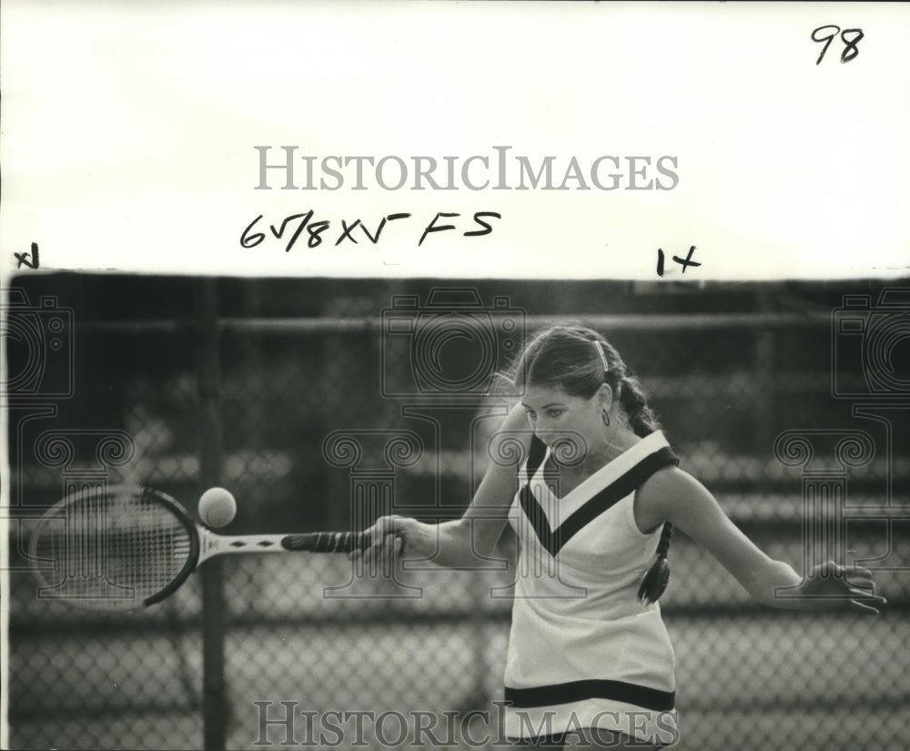 1976 Press Photo Lauren Cotter returns a forehand against Lila Hirsch in Tennis- Historic Images