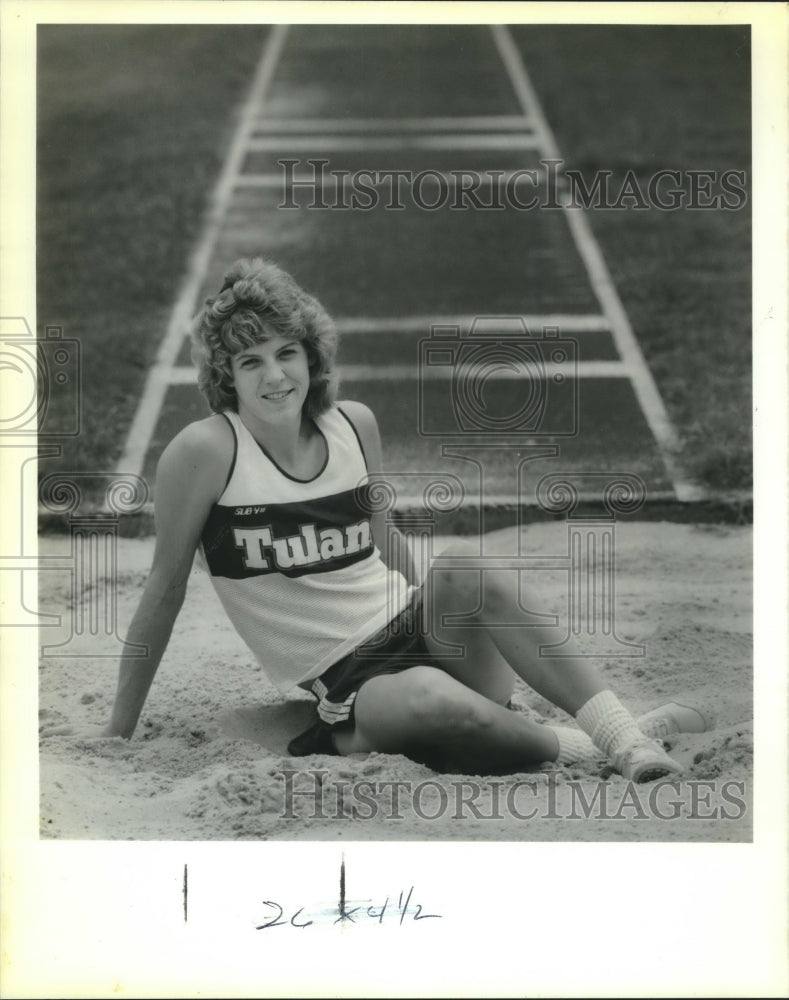 1989 Press Photo Carla Cox in the triple jump pit at Tulane University- Historic Images