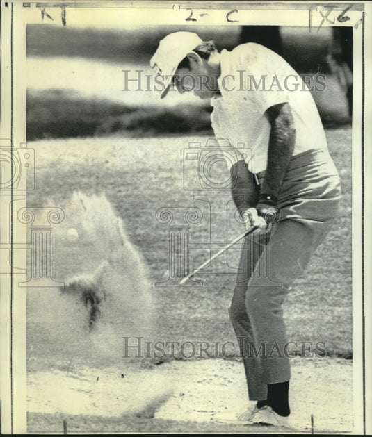 1971 Press Photo Golfer Charles Coody at Bryon Nelson Golf Classic Sand Trap- Historic Images