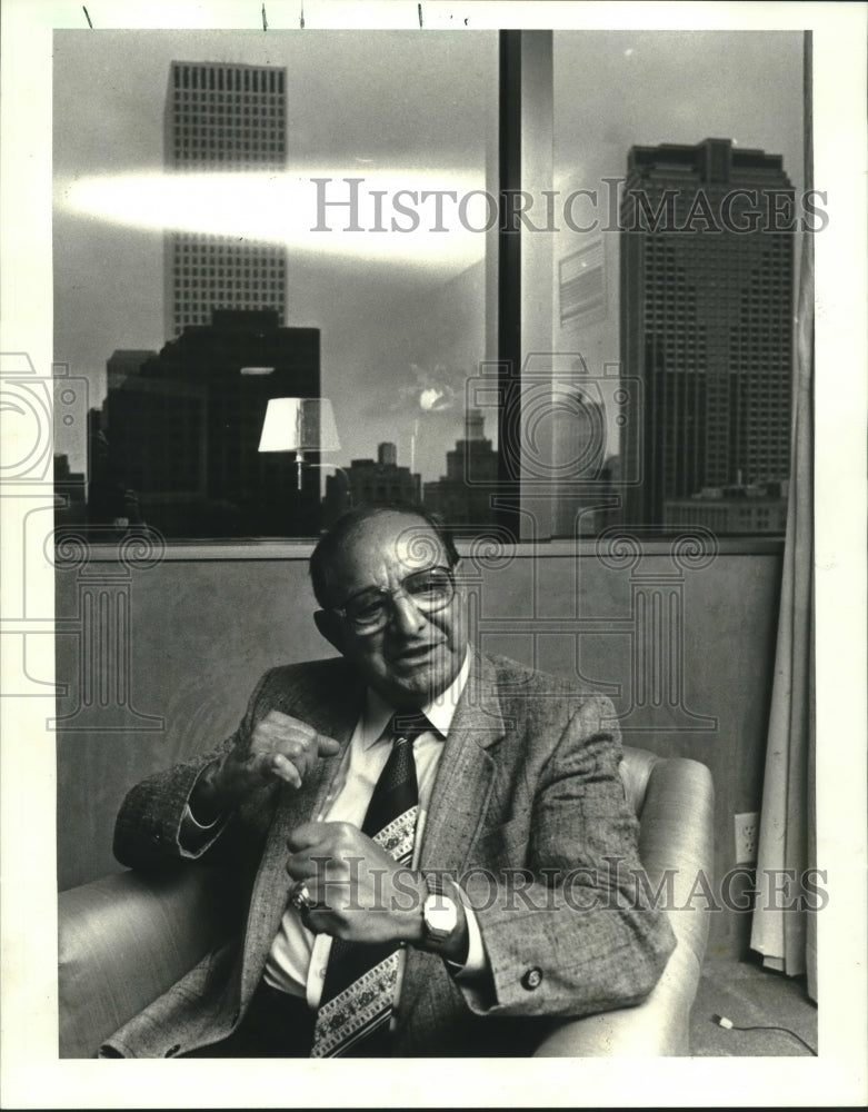 1987 Press Photo Angelo Dundee with fists up and New Orleans skyline behind- Historic Images