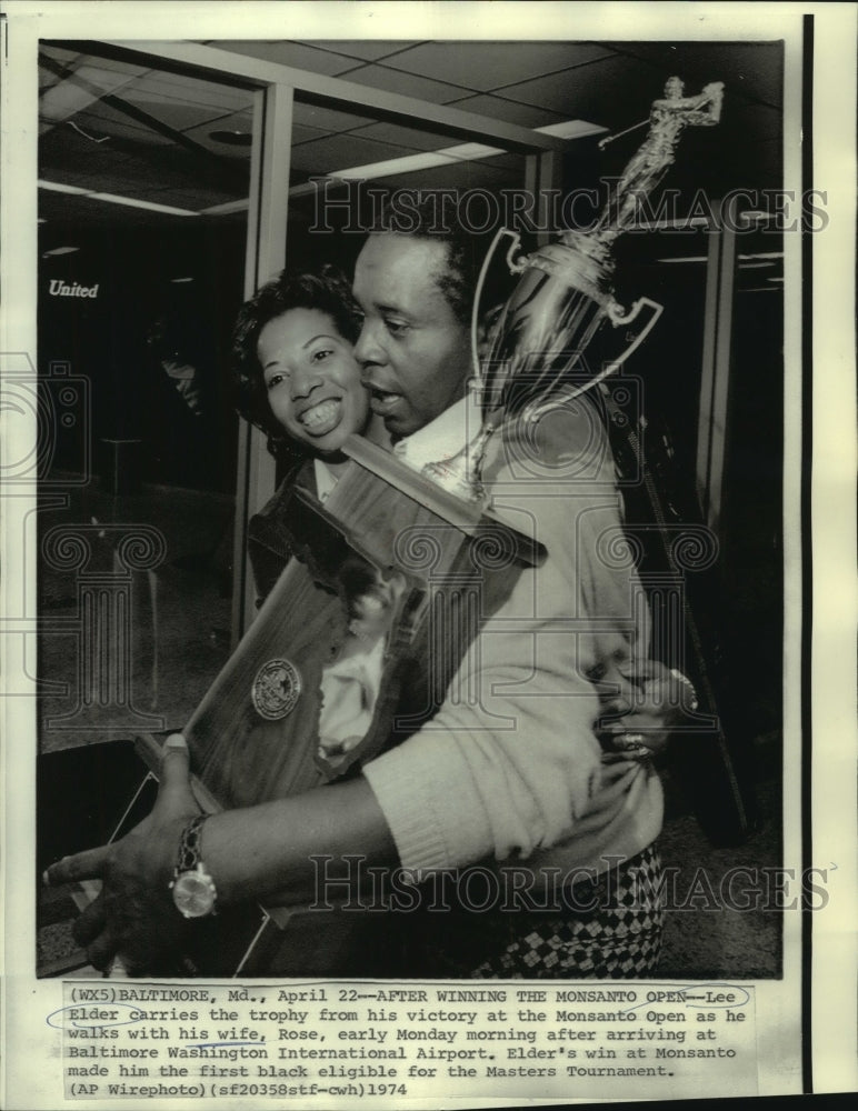 1974 Press Photo Golfer Lee Elder with Wife at Baltimore Washington Airport- Historic Images