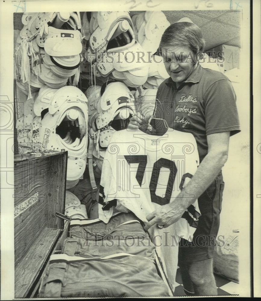 1972 Press Photo Jack Eskridge, Dallas Cowboys Football Equipment Manager- Historic Images