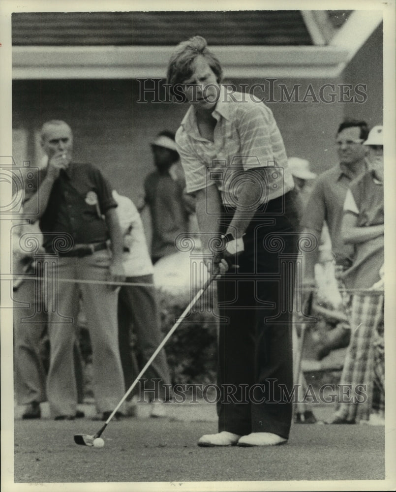 1977 Press Photo Golfer Ben Crenshaw with On Lookers - nos10462- Historic Images