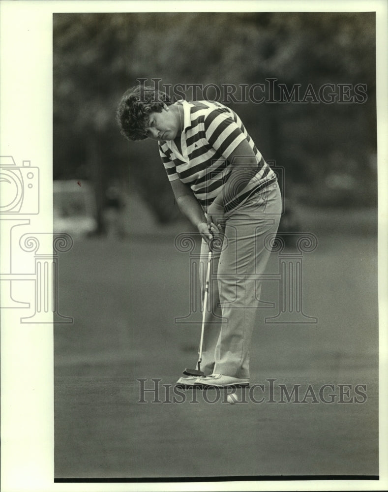 1985 Press Photo Golfer Nora Fancher at New Orleans Country Club Greens- Historic Images
