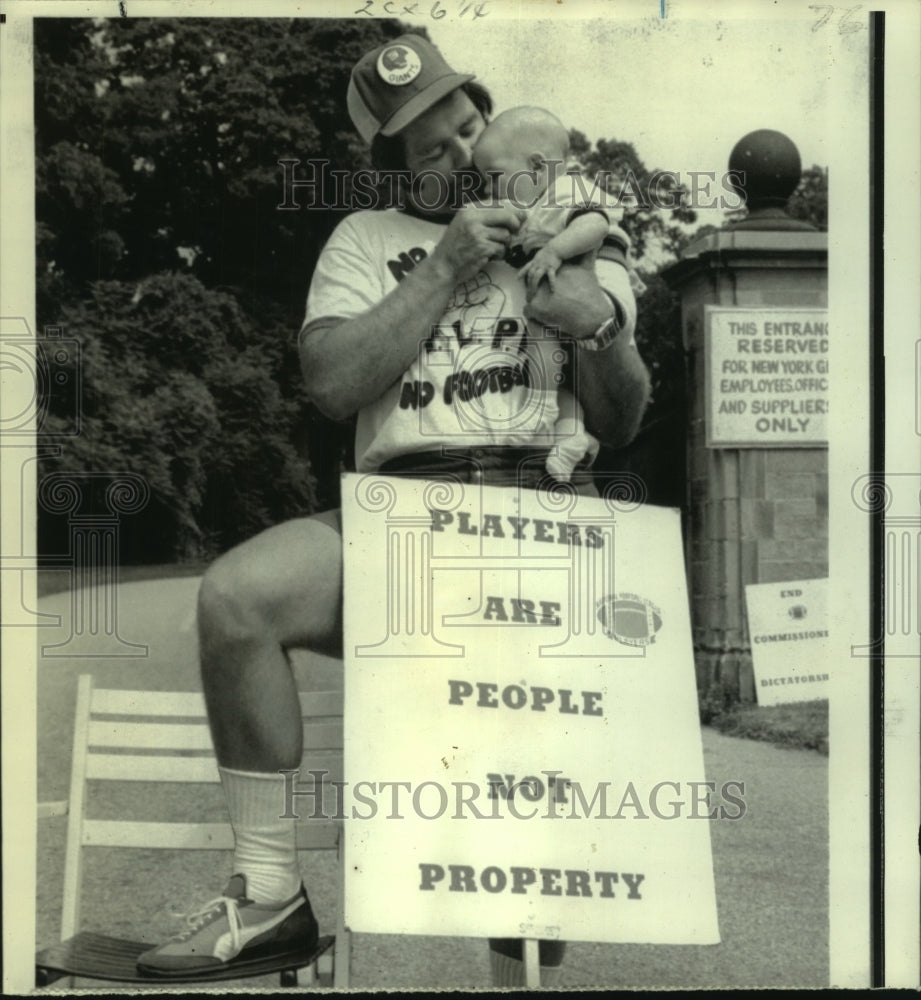 1974 Press Photo Charley Evans, New York Giants Football Player at Picket- Historic Images