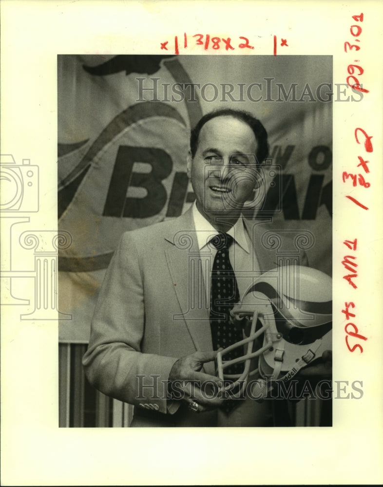 1983 Press Photo Dick Coury, Breakers Football Coach at Superdome Conference- Historic Images