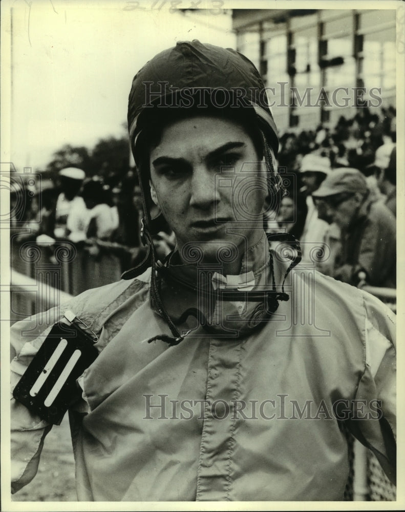 1983 Press Photo Jockey Jeff Faul at Fair Grounds Race Track with Spectators- Historic Images