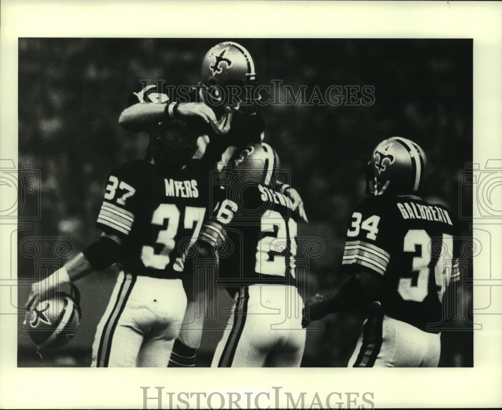 1979 Press Photo Russell Erxleben with New Orleans Saints Football Team Members- Historic Images