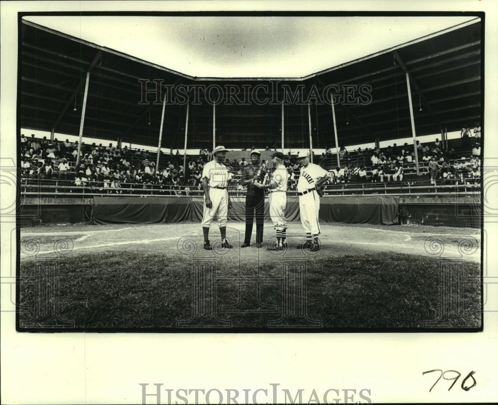 1982 Press Photo Julius &#39;Kildee&#39; Bowers, Old Timers&#39; Baseball Club Honoree- Historic Images