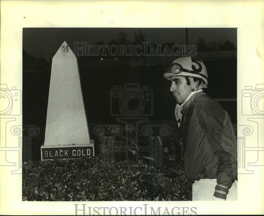 1985 Press Photo Jockey Julio Espinosa at Black Gold&#39;s Grave - nos11028- Historic Images