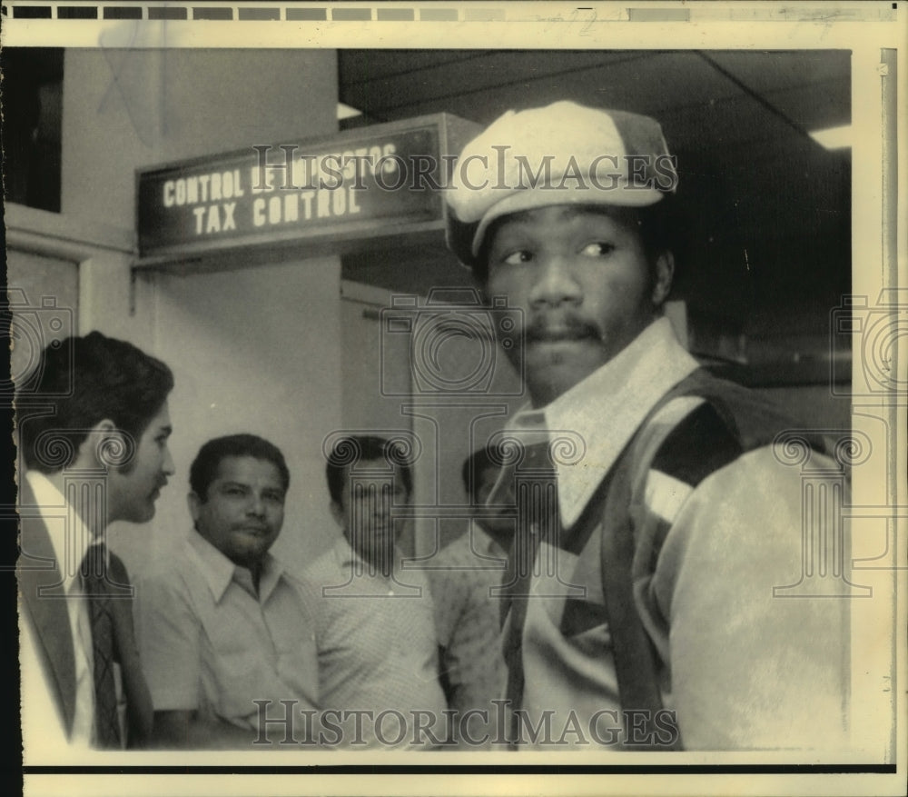 1974 Press Photo Boxer George Foreman at Venezuelan Airport Tax Control Office- Historic Images