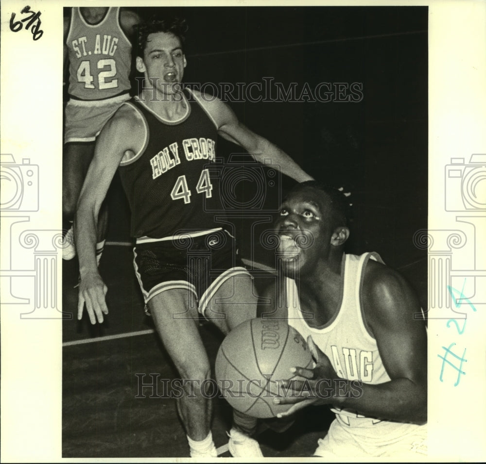 1987 Press Photo Holy Cross and Saint Augustine Basketball Players at Game- Historic Images