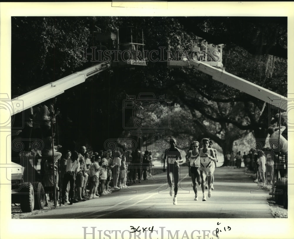 1990 Press Photo Crescent City Classic Race Runners Pass Photographers and Crowd- Historic Images