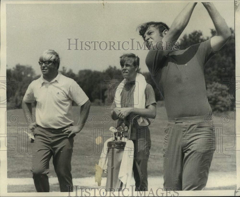 1970 Press Photo Golfer Rick Gaillis on Course with Larry Griffin and Caddy- Historic Images