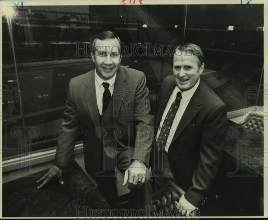 1989 Press Photo Pat Dye, Auburn Football Coach with Sugar Bowl's Mickey Holmes- Historic Images
