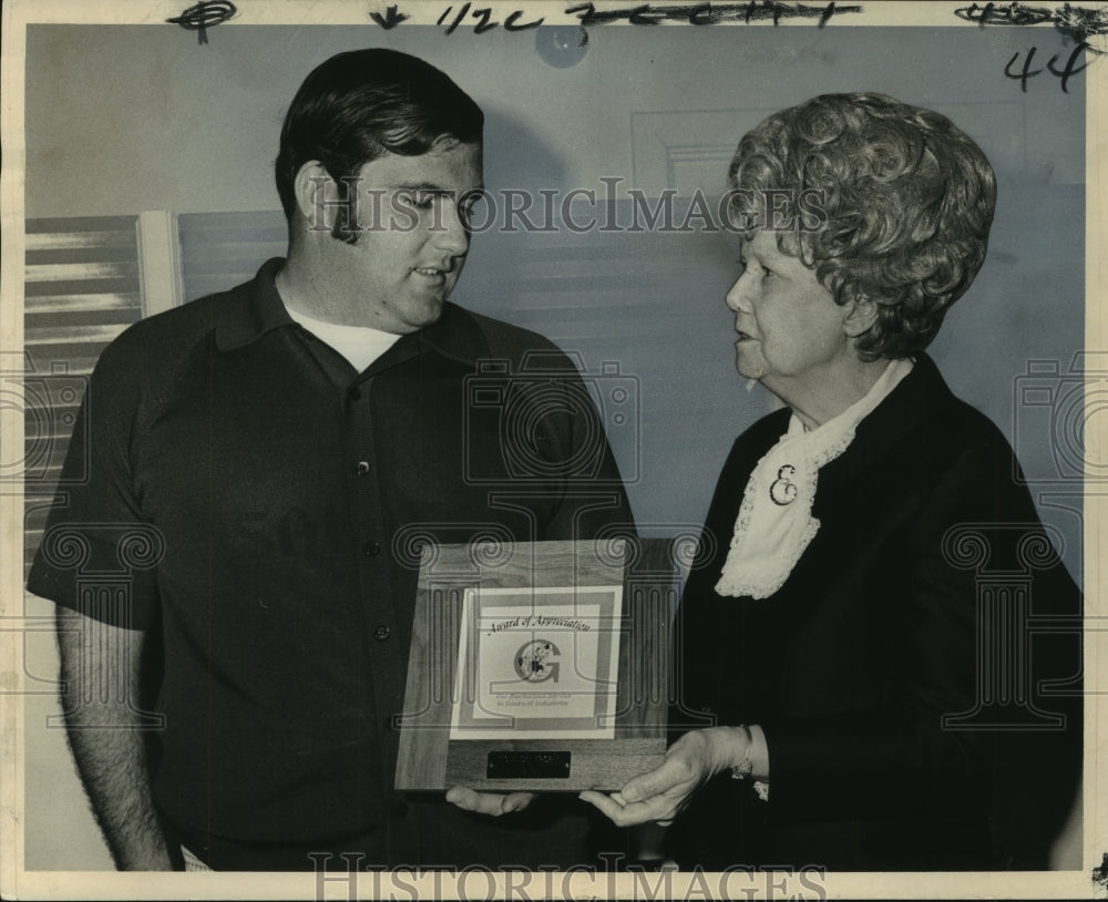 1970 Press Photo Tom Dempsey with Mrs. Joseph B. Wrenn - nos11234- Historic Images