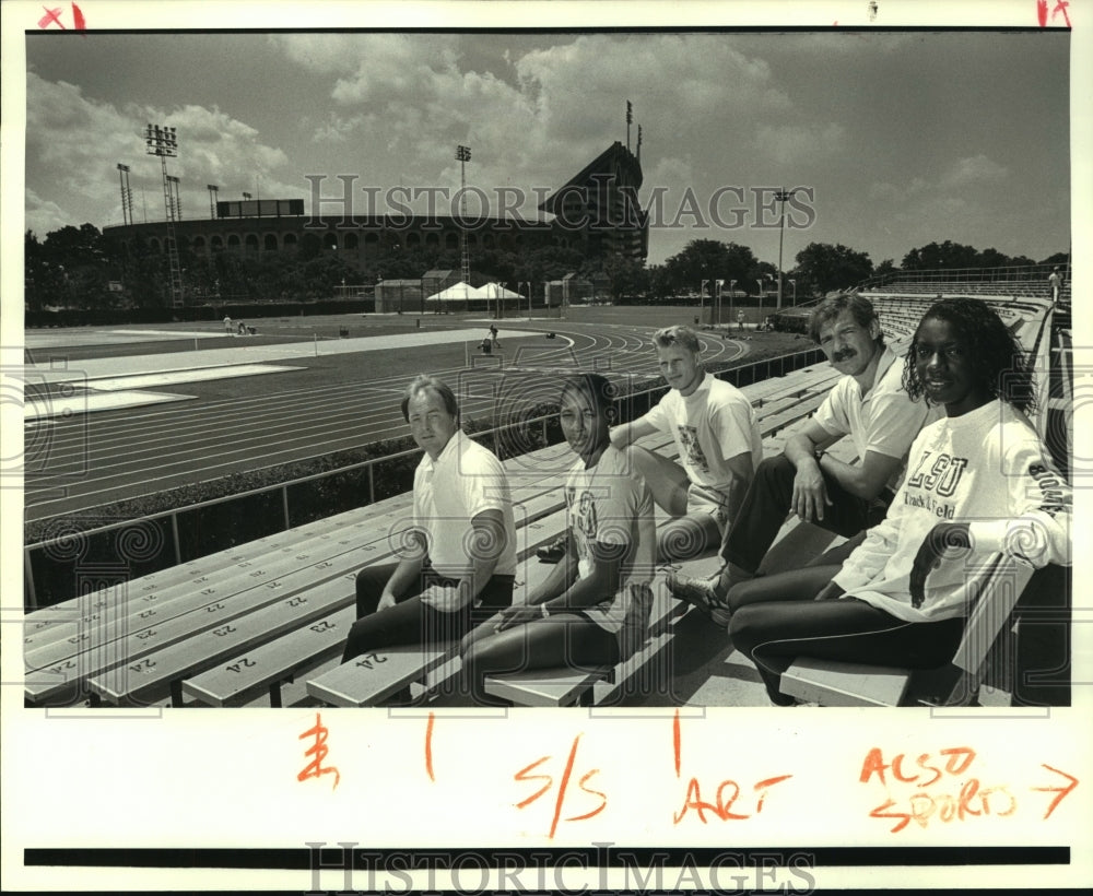 1987 Press Photo Sheila Echols Louisiana State University Track Runner with Team- Historic Images