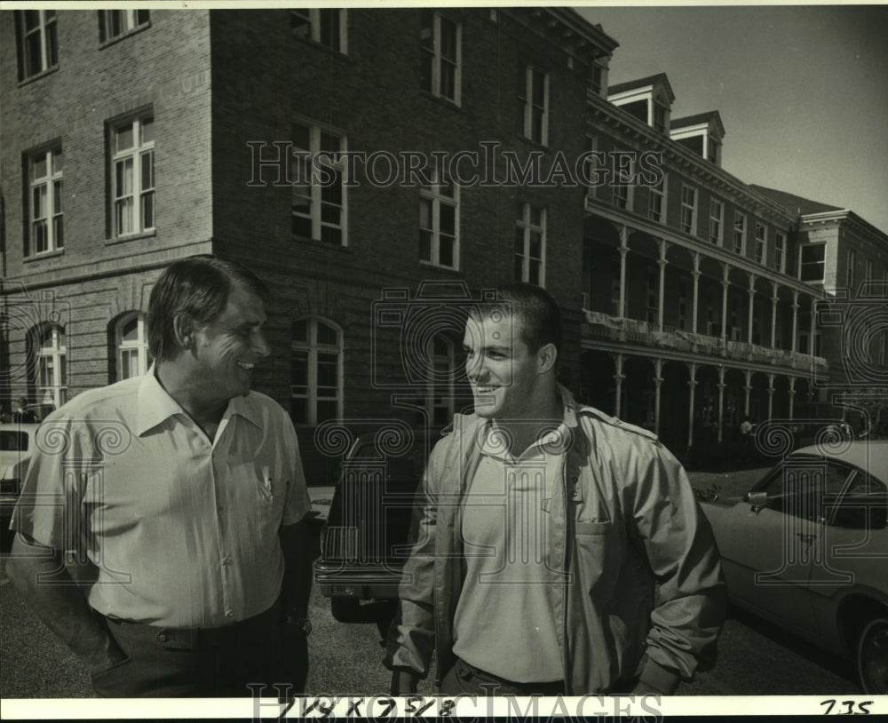 1982 Press Photo Lou Deutschmann and Bobby Leitz, Holy Cross Football Halfbacks- Historic Images