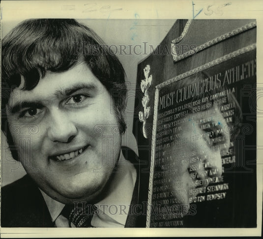 1971 Press Photo Tom Dempsey with Most Courageous Athlete Plaque - nos11449- Historic Images