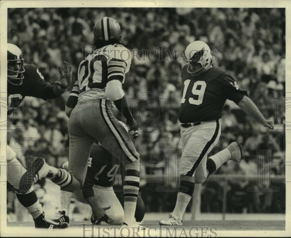 1972 Press Photo Tom Dempsey, Football Player at Game Field Goal Kick- Historic Images