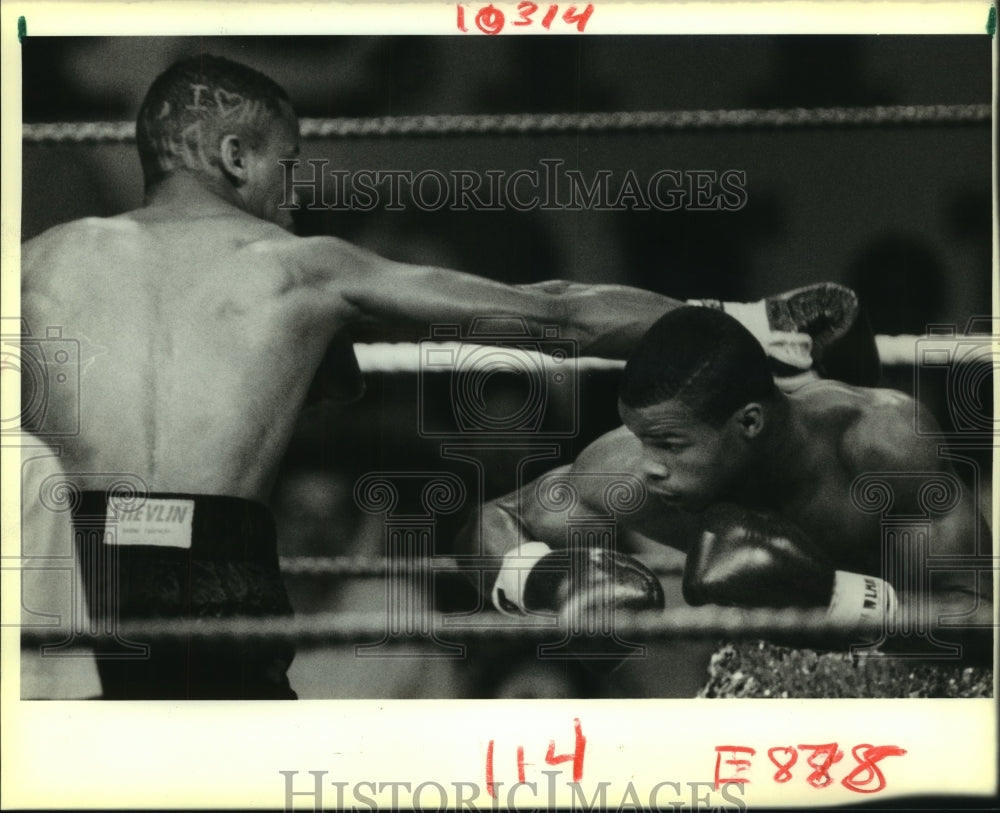 1988 Press Photo Boxers John Duplessis and Tunde Foster Fight in Ring- Historic Images