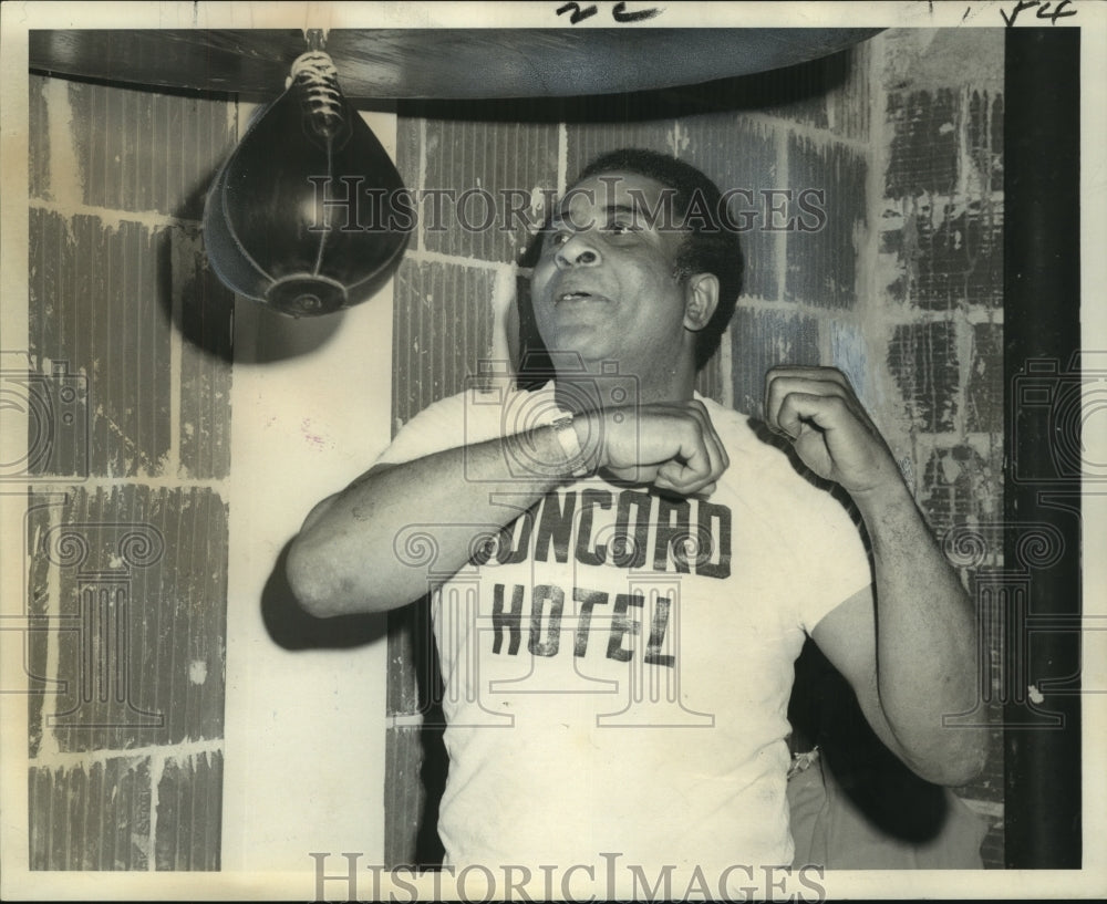 1972 Press Photo Yank Durham, Boxing Trainer, pummels a training ball- Historic Images