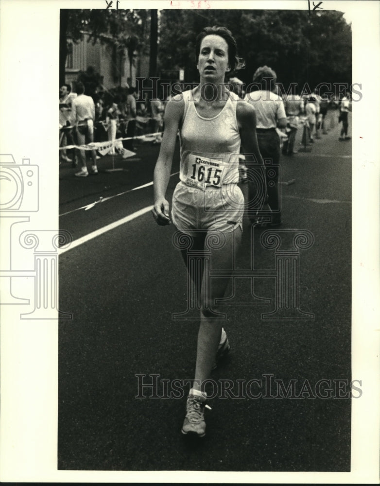 1984 Press Photo Runner Lisa Fuselier Finishes Gold Cup Race, New Orleans- Historic Images