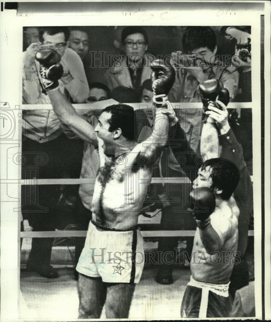 1973 Press Photo Boxing Referee with Miguel de Oliviera & Koichi Wajima- Historic Images