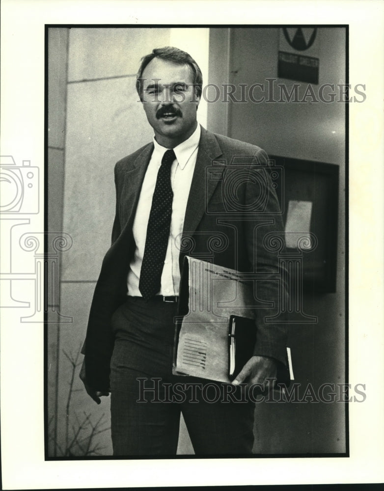 1985 Press Photo Football-Conrad Dobler leaves court after testifying Monday.- Historic Images