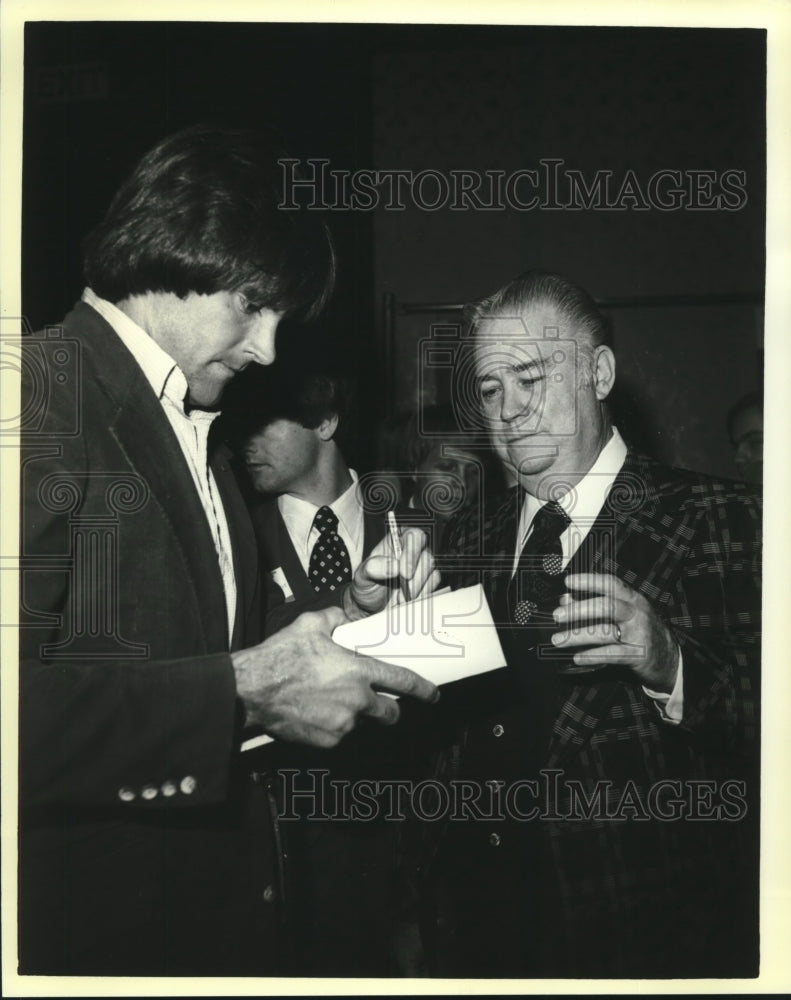 1980 Press Photo Bruce Jenner at a cocktail party given by AMF Whitely- Chicago- Historic Images