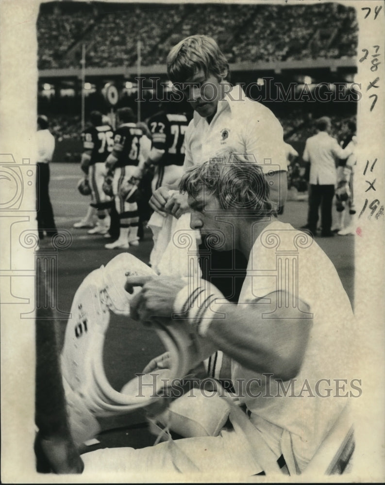 1977 Press Photo Bobby Douglass checks his shoulder equipment after injury- Historic Images