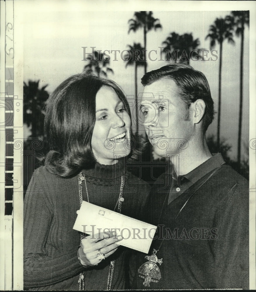 1970 Press Photo Dale Douglass with wife Joyce- Winning- Phoenix Open Gold Tour- Historic Images