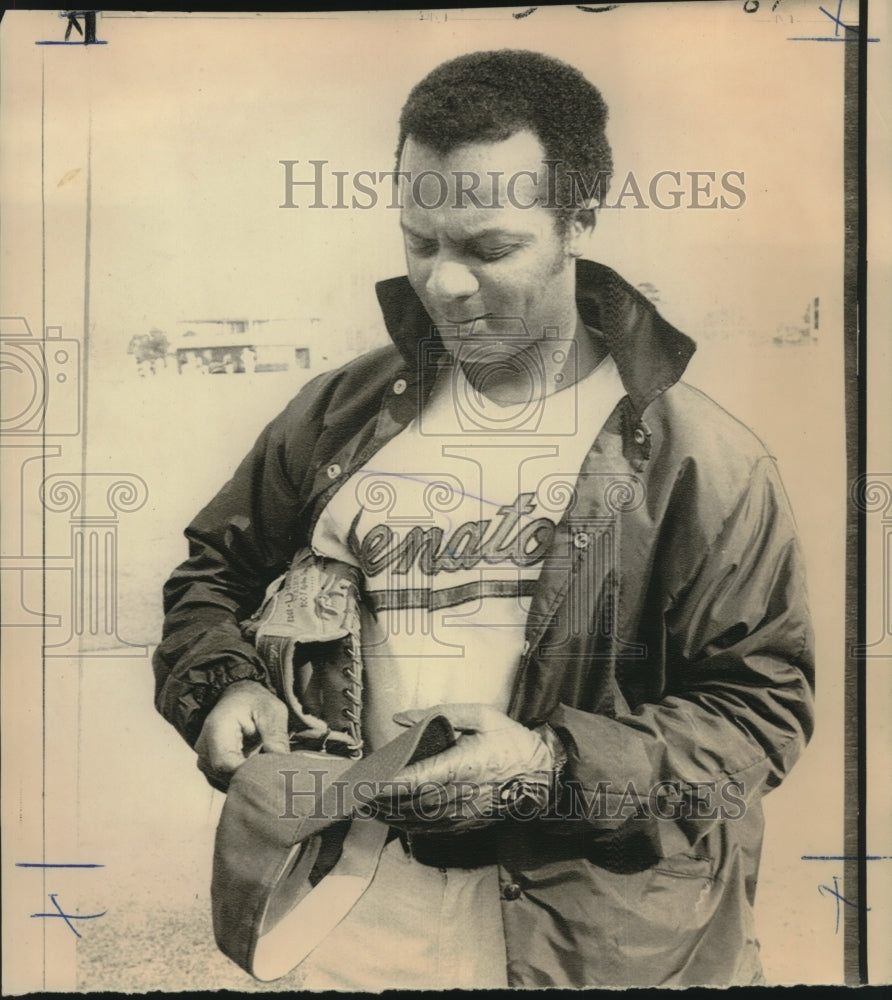 1970 Press Photo Curt Flood, New Senators&#39;s player reporting for practice- Historic Images