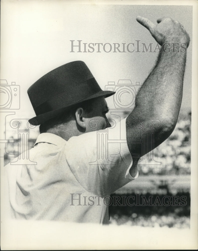 1967 Press Photo Tim Fears, New Orleans Coach calling out the plays - nos11844- Historic Images