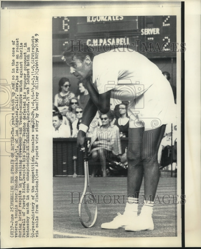 1969 Press Photo Pancho Gonzales Win vs Charlie Pasarell at Wimbledon, England- Historic Images