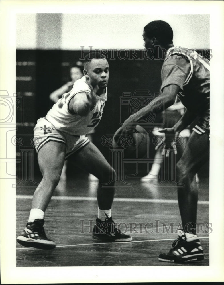 1993 Press Photo Basketball - Ehret's Kenny Gaither during game - nos11861
