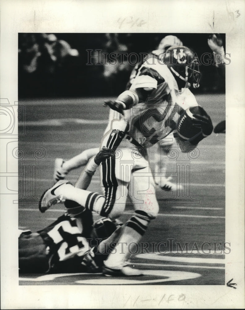 1977 Press Photo Tulane Footballer Jeff Gates Pulls Down Opponent, New Orleans- Historic Images