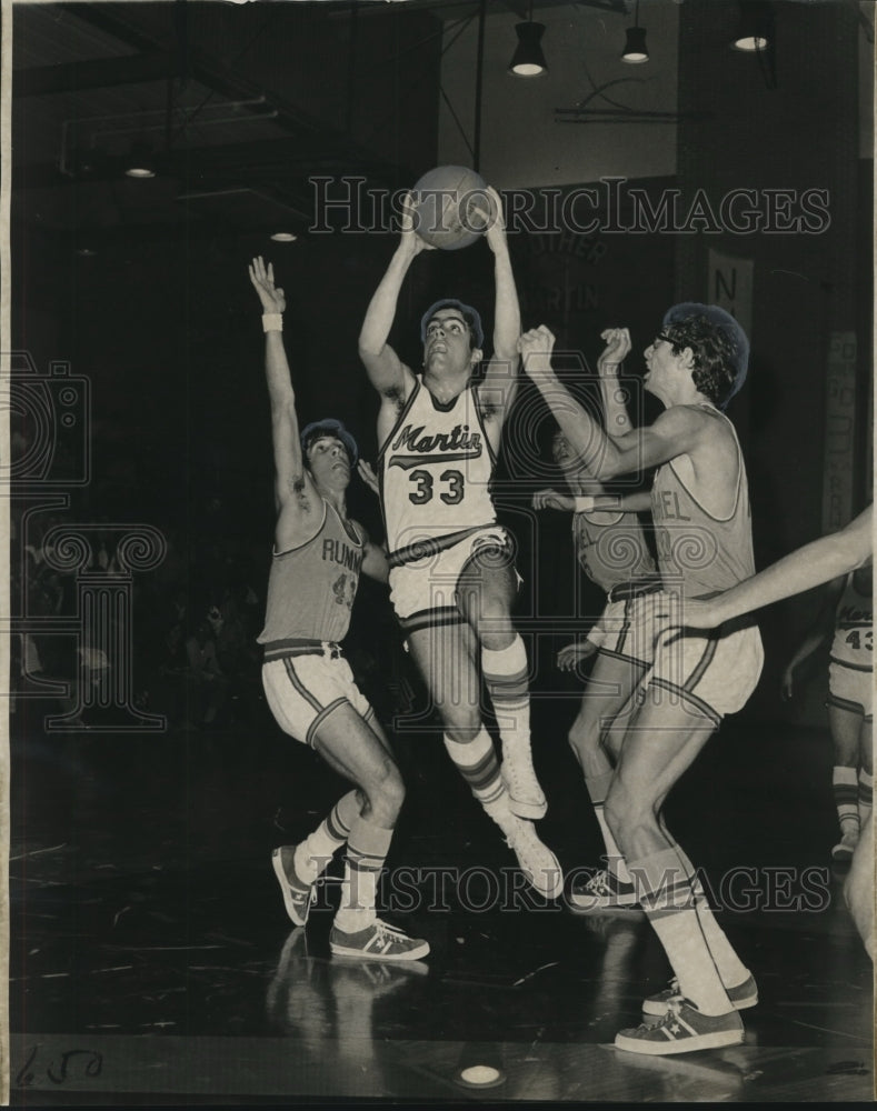 1971 Press Photo Basketball-Brother Martin&#39;s Joe Furlan Takes on Three Rummels- Historic Images