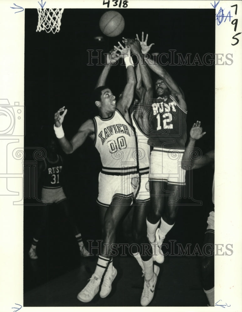 1982 Press Photo Basketball Action-Xavier&#39;s Alvin Duke &amp; Rust&#39;s Ronnie Davis- Historic Images