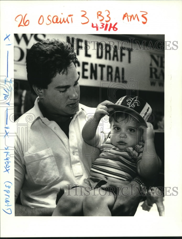 1987 Press Photo New Orleans Saints Jon Dumbauld with Tot Scott Weidman at Draft- Historic Images